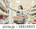 スーパーで買物代行をするシニア女性 38810603