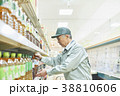 スーパーでマネージャーとして働くシニア男性（商品補充） 38810606