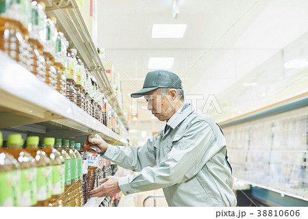スーパーでマネージャーとして働くシニア男性(商品補充) スーパーでマネージャーとして働くシニア男性(商品補充) 38810606