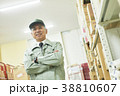 スーパーでマネージャーとして働くシニア男性（在庫管理） 38810607