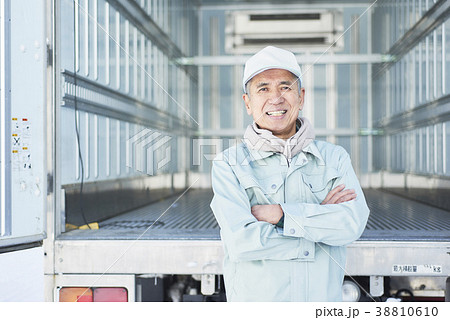 シニアのトラックドライバー シニアのトラックドライバー 38810610