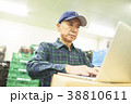 倉庫で商品を整理するシニアの男性 38810611