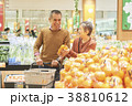 スーパーで買い物をするシニア夫婦 38810612