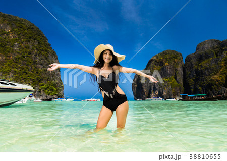 Tourist women happy Have come to Koh Phi Phi 38810655