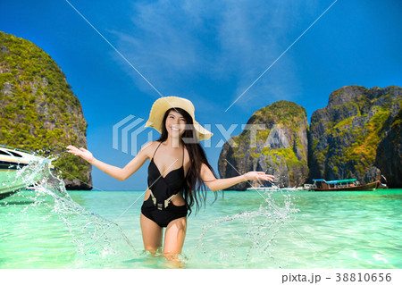 Women swim, Maya Bay, Phi Phi island 38810656