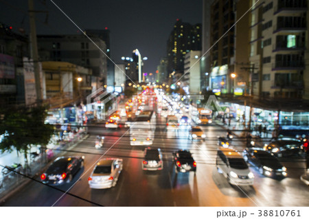 バンコクの夜の大通りの大渋滞 バンコクの夜の大通りの大渋滞 38810761