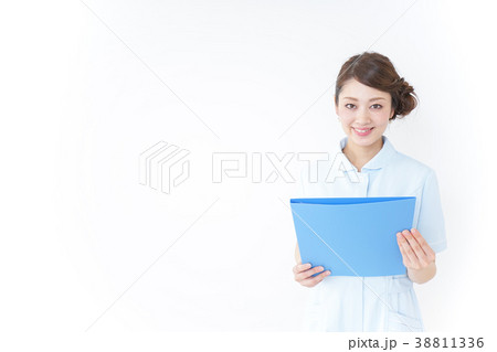 書類を持つ看護師 書類を持つ看護師 38811336