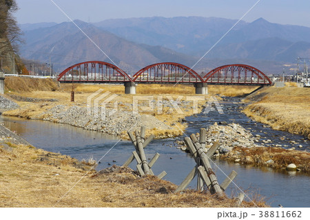 山梨県 笛吹川と聖牛と亀甲橋の写真素材