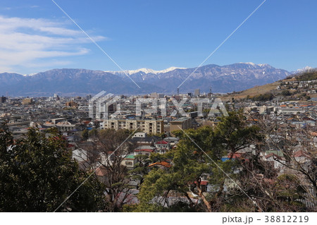 【山梨県】甲府市不老園から望む冠雪の南アルプスと甲府盆地 【山梨県】甲府市不老園から望む冠雪の南アルプスと甲府盆地 38812219