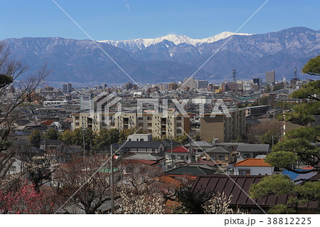 【山梨県】甲府市不老園から望む冠雪の南アルプスと甲府盆地 38812225