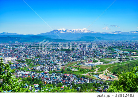 (北海道)初夏の旭川市の街並みと大雪山連峰 (北海道)初夏の旭川市の街並みと大雪山連峰 38812482
