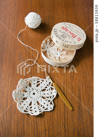 かぎ針編みとチーズの箱に入ったモチーフ 38813936