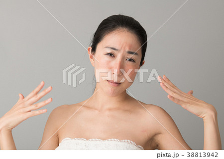 日焼けイメージ　若い女性 38813942