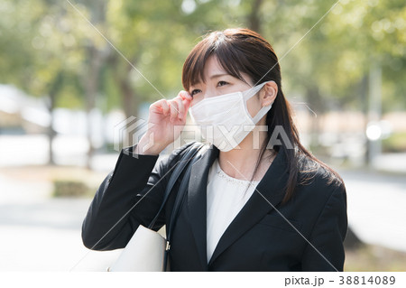 マスクをしたビジネスウーマン　若い女性 38814089