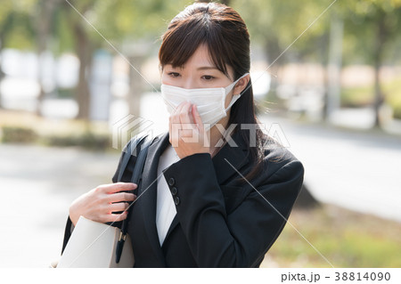 マスクをしたビジネスウーマン　若い女性 38814090