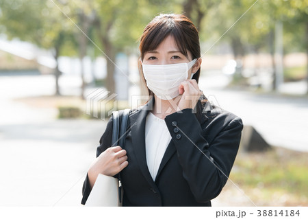花粉症のビジネスウーマン 若い女性の写真素材