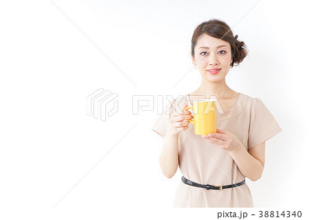 マグカップを持つ女性 マグカップを持つ女性 38814340