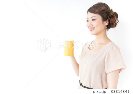 マグカップを持つ女性 マグカップを持つ女性 38814341