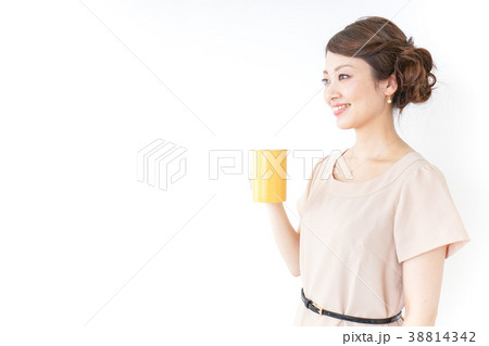 マグカップを持つ女性 マグカップを持つ女性 38814342