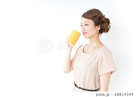 マグカップを持つ女性 マグカップを持つ女性 38814344
