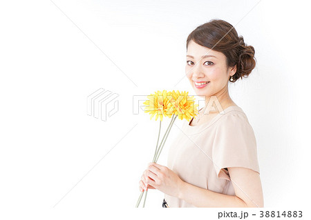 花を持つ女性の写真素材 3148