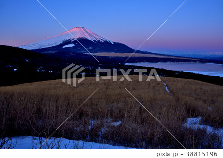 山中湖からの富士山・紅富士 38815196
