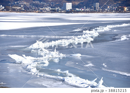 長野県諏訪湖の御神渡り 38815215