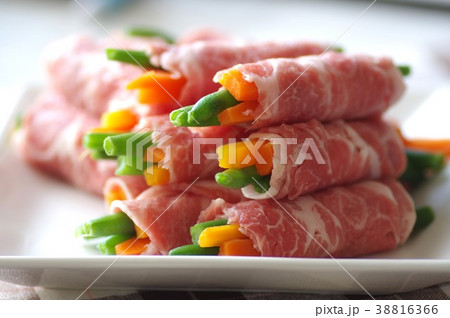 野菜の豚肉巻き　調理 38816366