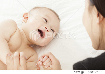 ベビー 赤ちゃん 手を引く 38817590