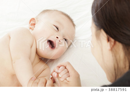 ベビー 赤ちゃん 手を引く 38817591