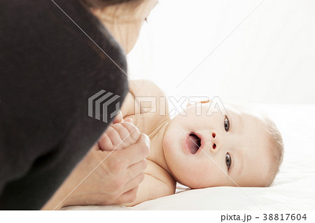 ベビー 赤ちゃん 手を引く 38817604