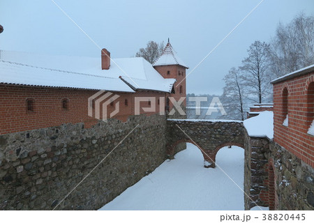 リトアニアの湖に浮ぶ古城、トゥラカイ城(Trakai Island Castle) 38820445