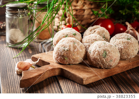 Raw meatballs rolled in a crispy bun 38823355