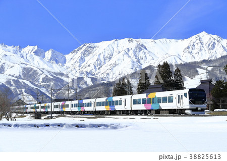 雪景色の大糸線を走る特急あずさ 38825613