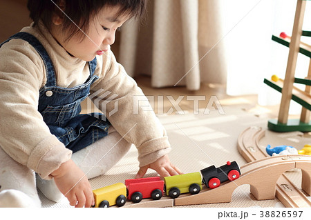 木の電車で遊ぶ男の子 木の電車で遊ぶ男の子 38826597