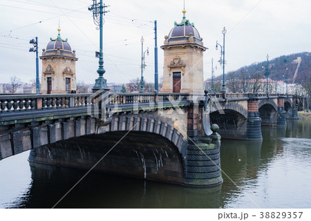 プラハの橋、歴史ある橋、プラハの街並、クラシカルな橋、重厚な橋、チェコ、ヨーロッパ 38829357