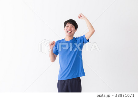 若い男性　スポーツ　運動 38831071