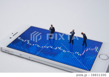 株価グラフとミニチュア人形 株価グラフとミニチュア人形 38831300