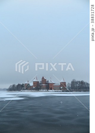 冬のリトアニア、凍るガルヴェ湖とトラカイ城(Trakai Castle of Lithuania) 冬のリトアニア、凍るガルヴェ湖とトラカイ城(Trakai Castle of Lithuania) 38831728