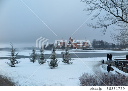冬のリトアニア、凍るガルヴェ湖とトラカイ城(Trakai Castle of Lithuania) 冬のリトアニア、凍るガルヴェ湖とトラカイ城(Trakai Castle of Lithuania) 38831729