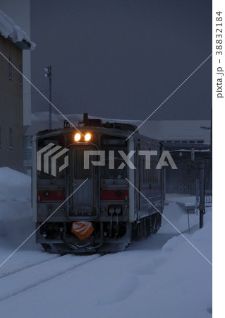 稚内駅を出発する宗谷本線の普通列車 38832184