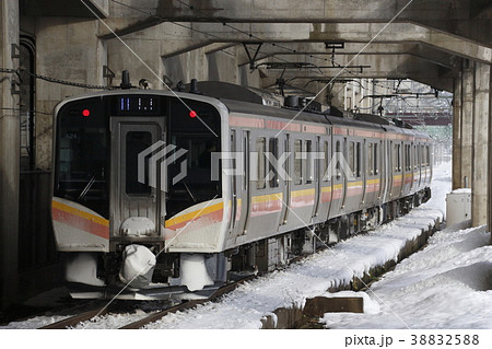 冬の浦佐駅を発車する上越線E129系（水上⇔長岡） 38832588
