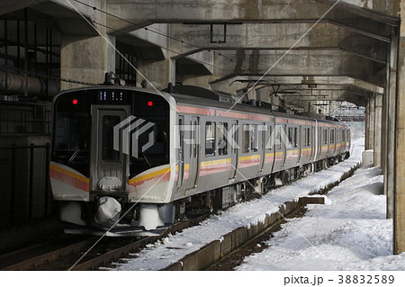 冬の浦佐駅を発車する上越線E129系(水上⇔長岡) 冬の浦佐駅を発車する上越線E129系(水上⇔長岡) 38832589