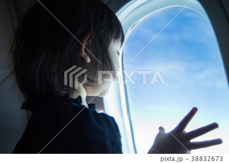 ベトナム航空B787-9の窓から下界を観る少女 ベトナム航空B787-9の窓から下界を観る少女 38832673
