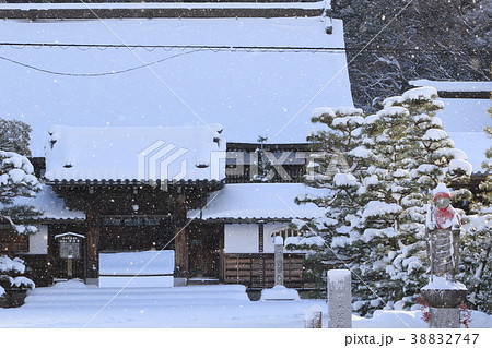 雪降る滋賀県彦根市にある清涼寺の様子です その４の写真素材 3747