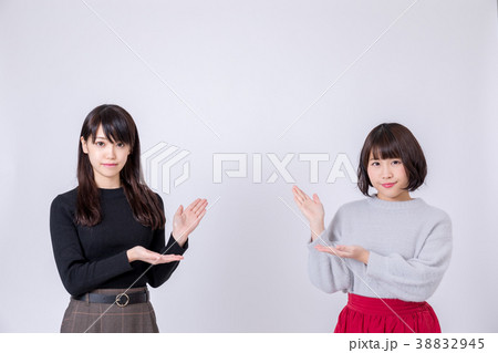 女子大生 2人 指差し 紹介 女子大生 2人 指差し 紹介 38832945