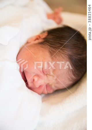 泣いている赤ちゃん 38835464