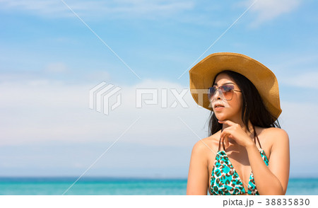 Asian woman on beach are posted to take a photo 38835830
