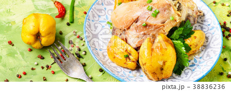Saute with chicken and quince Saute with chicken and quince 38836236