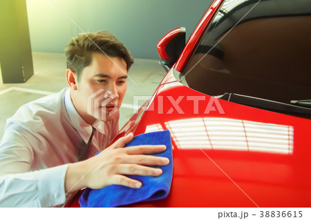 man wipe car 38836615